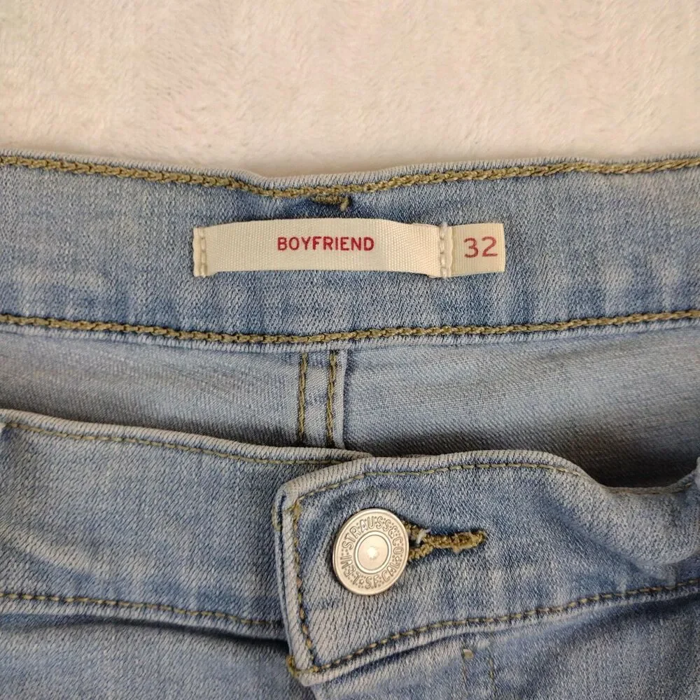 Levi Strauss Boyfriend Jeans Womens Size 32 Light Wash Denim Relaxed Fit Stretch